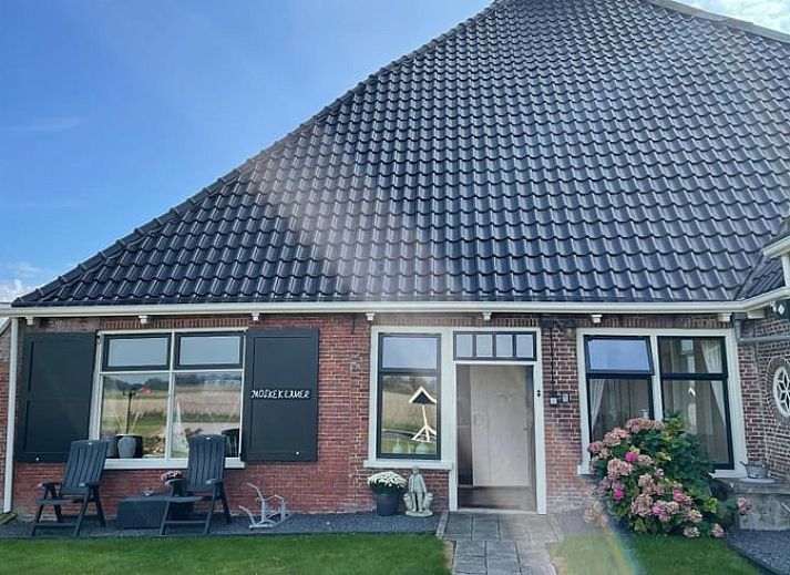 Gemuetliche Sitzecke im Ferienhaus in Holwerd mit Blick aufs Land.