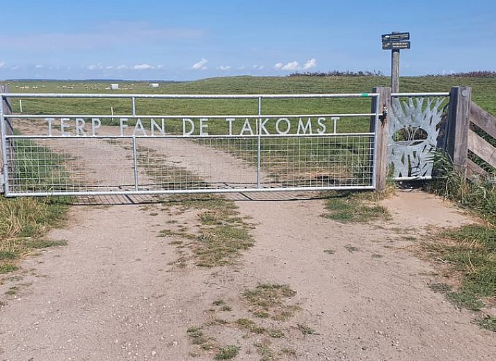 Essecke im Ferienhaus in Holwerd mit ruhigem Blick auf die friesische Landschaft.