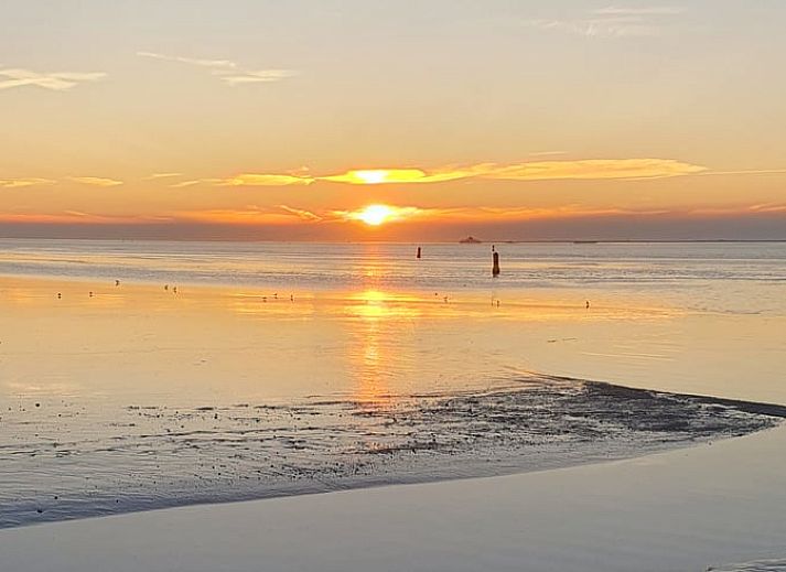 Essecke im Ferienhaus in Holwerd mit ruhigem Blick auf die friesische Landschaft.