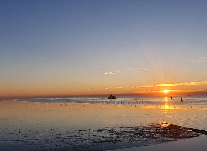 Essecke im Ferienhaus in Holwerd mit ruhigem Blick auf die friesische Landschaft.