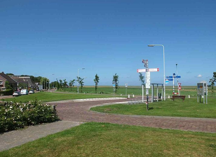 Uitzicht op het landschap nabij vakantiehuis FR1023 in Holwerd, Friesland, met weidse groene velden.