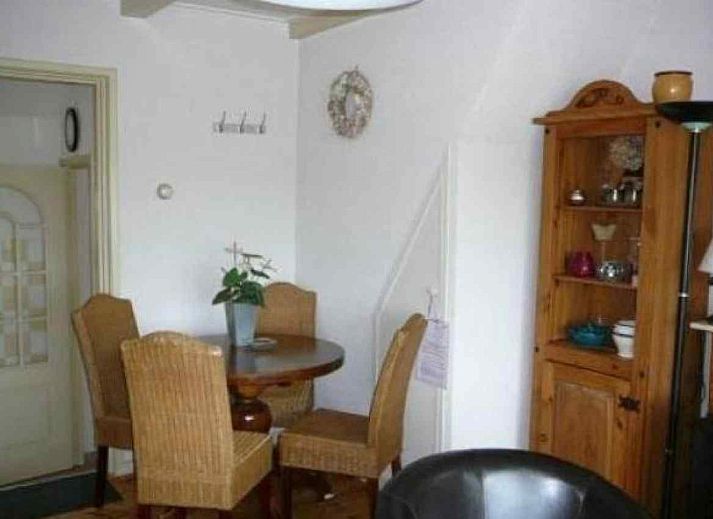 Uitzicht op het landschap nabij vakantiehuis FR1023 in Holwerd, Friesland, met weidse groene velden.