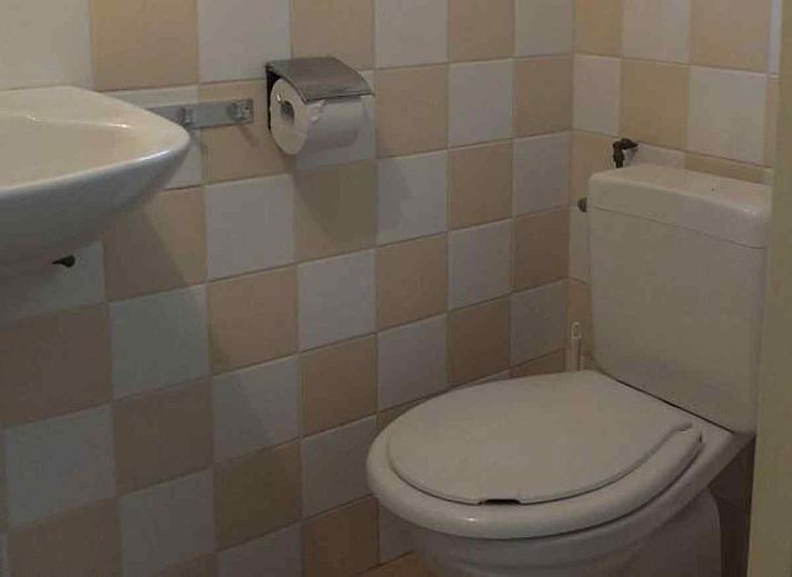 Gezellige eetruimte in vakantiehuis FR1023 in Holwerd, Friesland, met houten meubels.