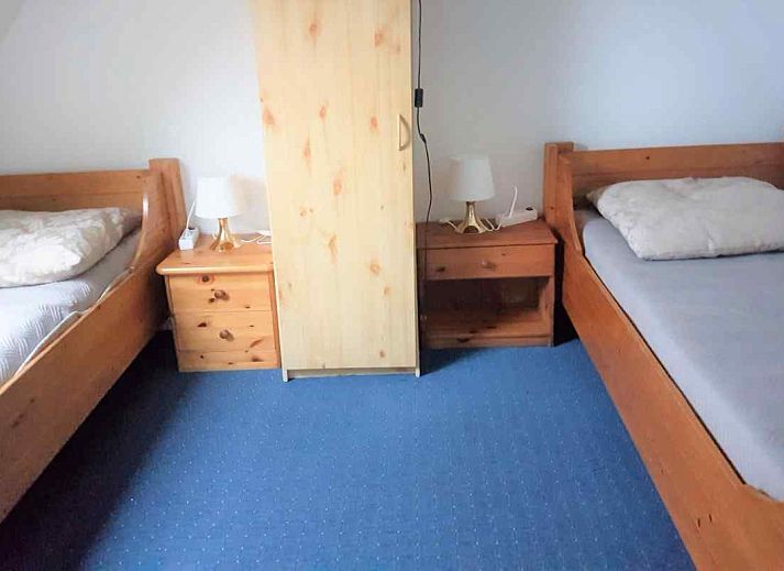 Gezellige eetruimte in vakantiehuis FR1023 in Holwerd, Friesland, met houten meubels.