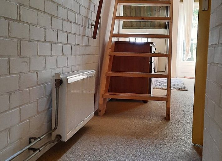 Slaapkamer met tweepersoonsbed in Huisje in Wommels, vakantiehuis in het Friese platteland, Friesland.