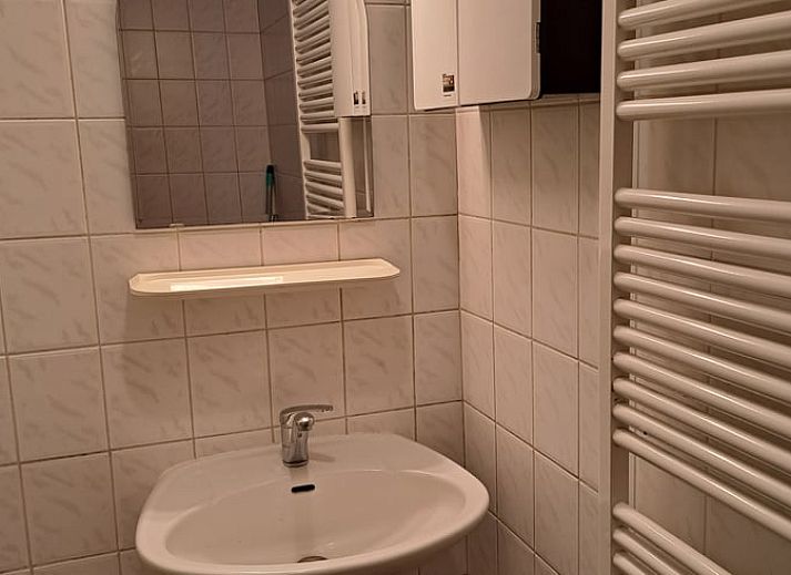 Slaapkamer met tweepersoonsbed in Huisje in Wommels, vakantiehuis in het Friese platteland, Friesland.