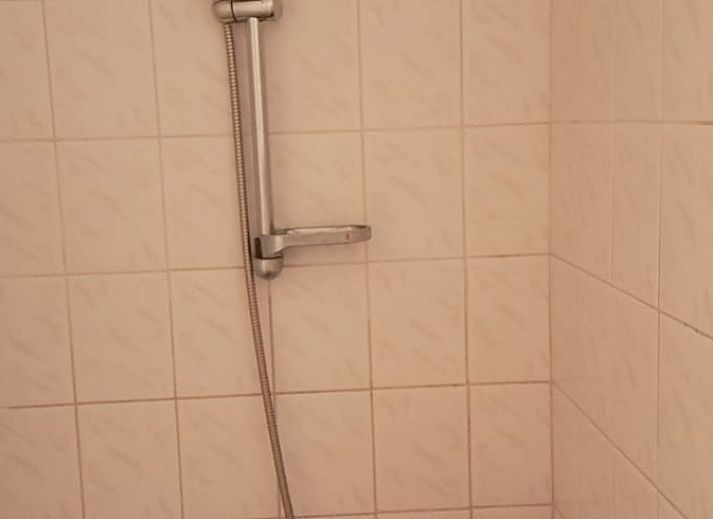 Slaapkamer met tweepersoonsbed in Huisje in Wommels, vakantiehuis in het Friese platteland, Friesland.