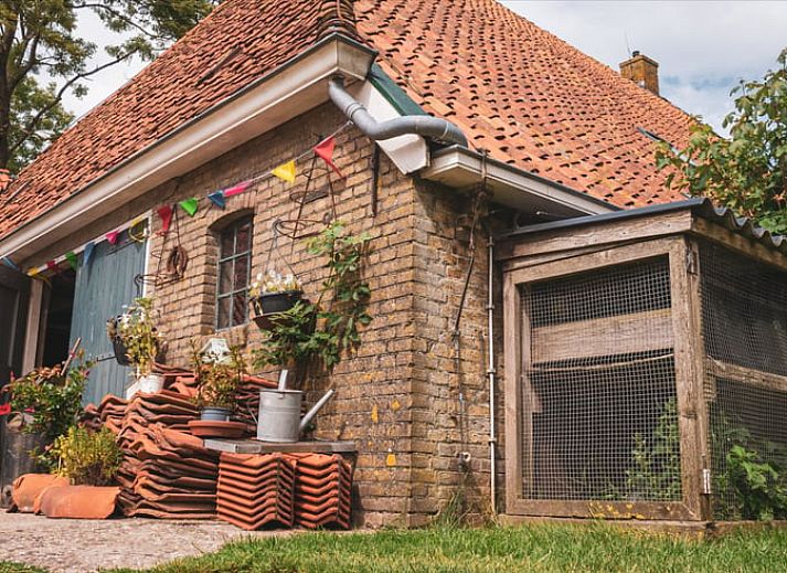 Slaapkamer met tweepersoonsbed in Huisje in Wommels, vakantiehuis in het Friese platteland, Friesland.