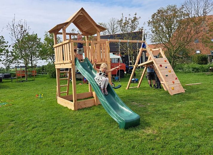 Slaapkamer met tweepersoonsbed in Huisje in Wommels, vakantiehuis in het Friese platteland, Friesland.