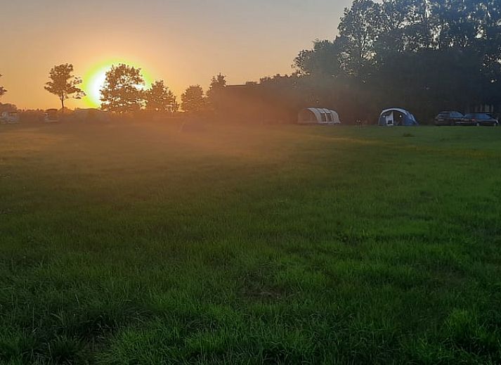 Gezellige kamer met twee eenpersoonsbedden in Huisje in Wommels, Friesland.