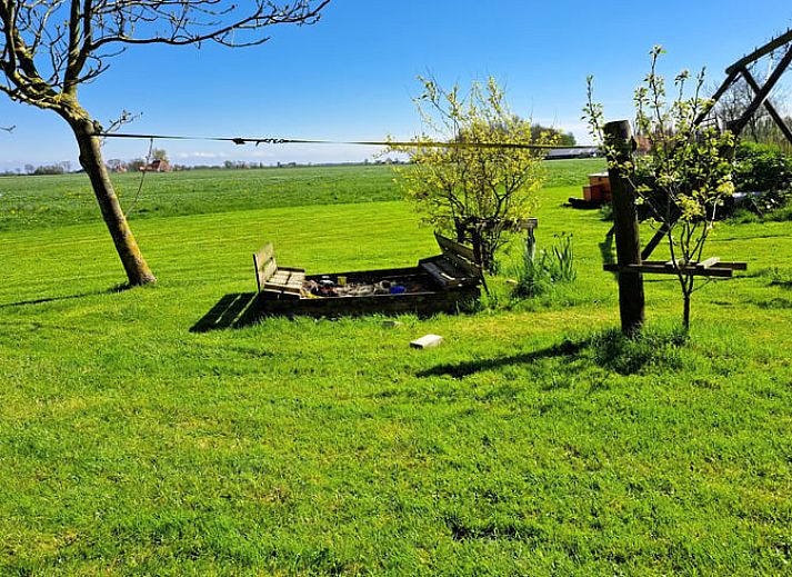 Knusse woonkamer met tv in Huisje in Wommels, vakantiehuis op het Friese platteland.