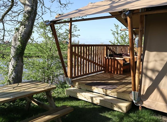 Veranda van Huisje in Wommels, met uitzicht op het Friese platteland in Friesland.