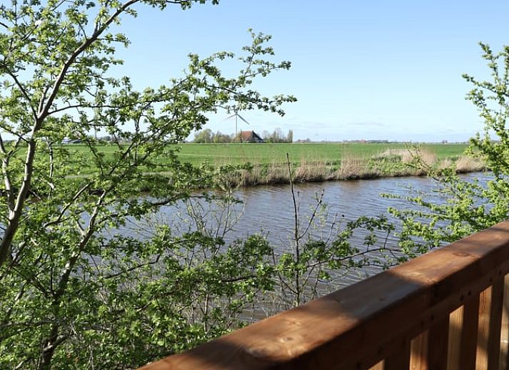 Geniet van de rust op de veranda van Huisje in Wommels, een sfeervolle safaritent op het Friese platteland in Friesland.
