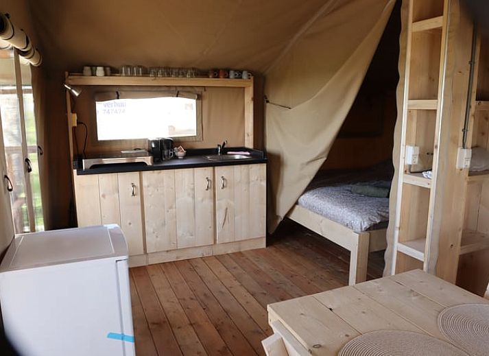 Geniet van de rust op de veranda van Huisje in Wommels, een sfeervolle safaritent op het Friese platteland in Friesland.