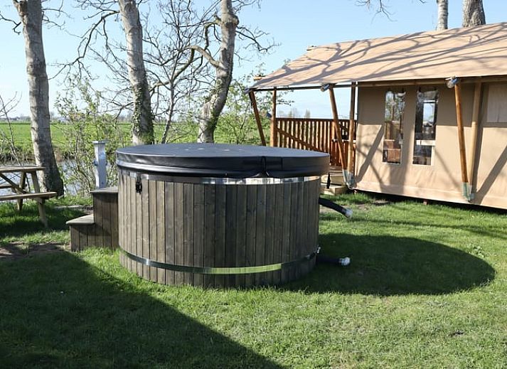 Prachtig uitzicht over het Friese platteland vanaf het terras van Huisje in Wommels, een unieke vakantieaccommodatie in Friesland.