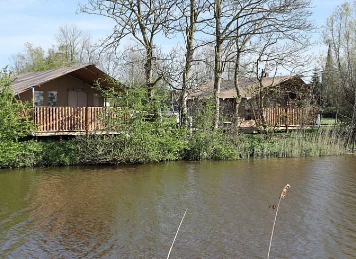 Prachtig uitzicht over het Friese platteland vanaf het terras van Huisje in Wommels, een unieke vakantieaccommodatie in Friesland.