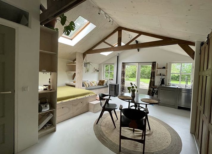 Enjoy the green garden at Holiday Home in De Tike in the Frisian countryside, Friesland.