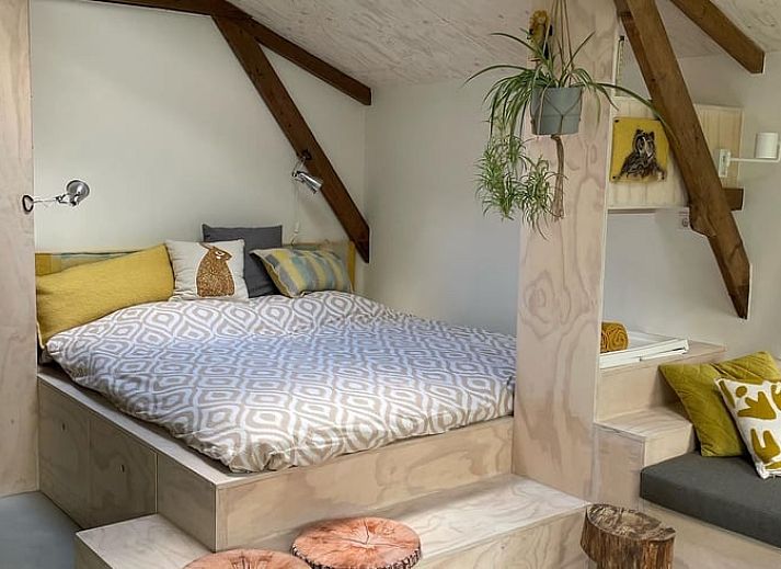 Enjoy the green garden at Holiday Home in De Tike in the Frisian countryside, Friesland.