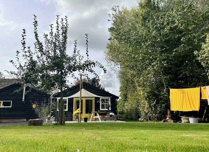 Enjoy the green garden at Holiday Home in De Tike in the Frisian countryside, Friesland.