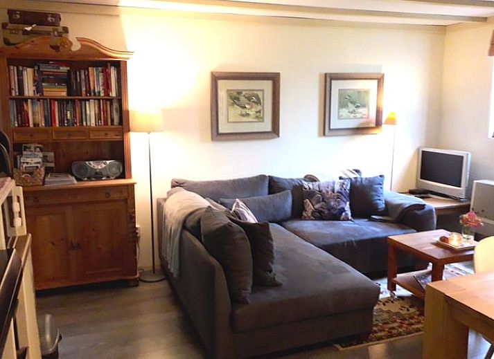 Huisje in Twijzelerheide omgeven door weelderige natuur op het Friese platteland, ideaal voor natuurliefhebbers.