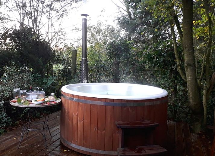 Gezellige woonkamer in Huisje in Twijzelerheide, vakantiehuis in Friesland met comfortabele zithoek.