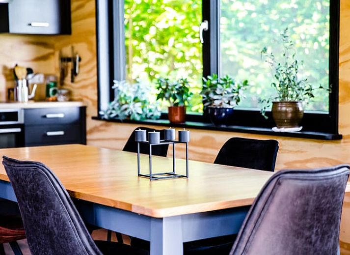 Luchtfoto van Huisje in Nes, Friesland, gelegen aan het water op het prachtige Friese platteland.