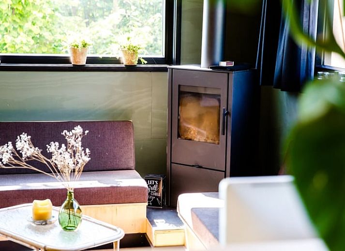 Luchtfoto van Huisje in Nes, Friesland, gelegen aan het water op het prachtige Friese platteland.