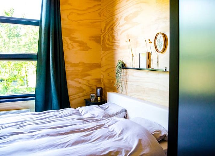 Luchtfoto van Huisje in Nes, Friesland, gelegen aan het water op het prachtige Friese platteland.