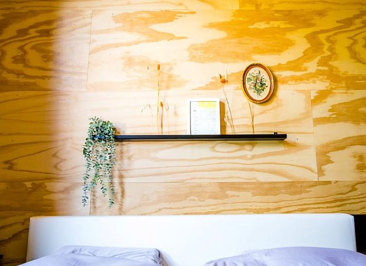 Luchtfoto van Huisje in Nes, Friesland, gelegen aan het water op het prachtige Friese platteland.