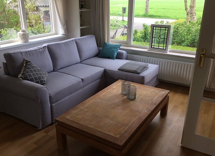 Blick auf einen ruhigen Teich im Ferienhaus in Nes, in der friesischen Landschaft, Friesland.