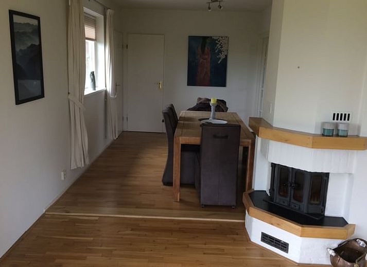 Blick auf einen ruhigen Teich im Ferienhaus in Nes, in der friesischen Landschaft, Friesland.