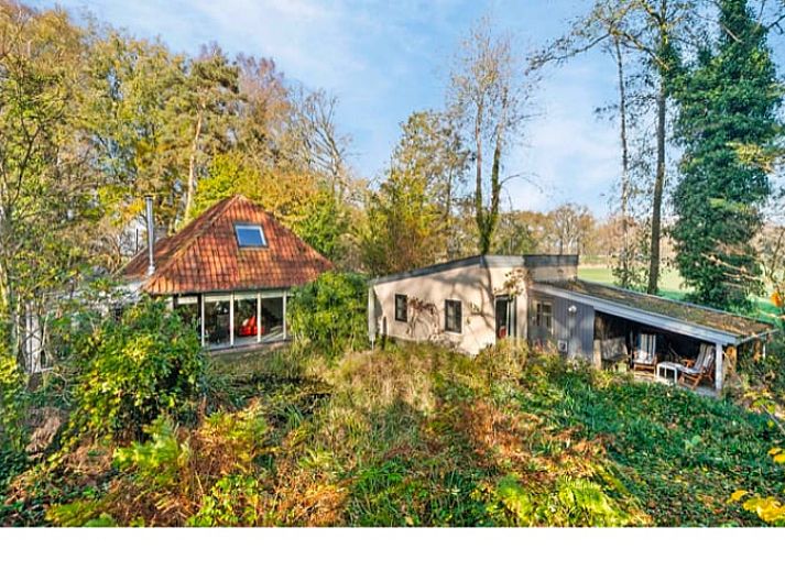 Ferienhaus in Nijeholtpade, umgeben von ueppiger Natur in der friesischen Landschaft, ideal fuer einen ruhigen Urlaub in Friesland.