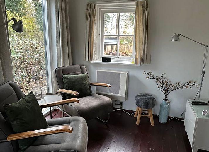 Ferienhaus in Nijeholtpade, umgeben von ueppiger Natur in der friesischen Landschaft, ideal fuer einen ruhigen Urlaub in Friesland.