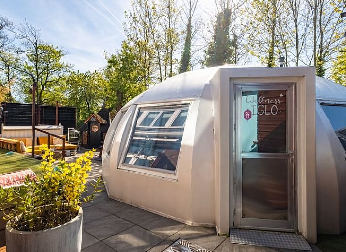 Geniessen Sie ein einzigartiges Erlebnis im Ferienhaus in Boksum, Friesland, mit moderner Veranda und umgeben von der friesischen Landschaft.