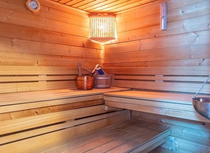 Geniessen Sie ein einzigartiges Erlebnis im Ferienhaus in Boksum, Friesland, mit moderner Veranda und umgeben von der friesischen Landschaft.