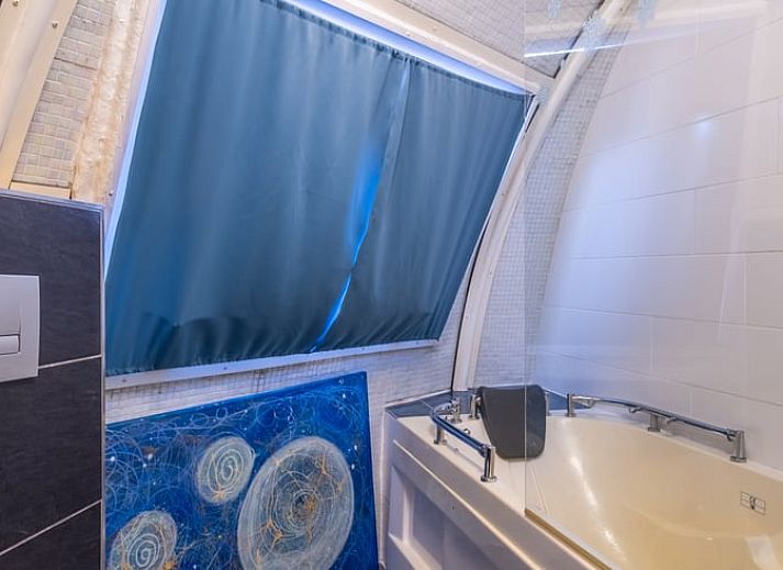 Gemuetlicher Innenbereich des Ferienhauses in Boksum, Friesland, mit stimmungsvollem Kamin und festlicher Dekoration in der friesischen Landschaft.