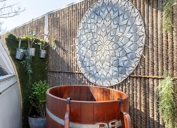 Gemuetlicher Innenbereich des Ferienhauses in Boksum, Friesland, mit stimmungsvollem Kamin und festlicher Dekoration in der friesischen Landschaft.