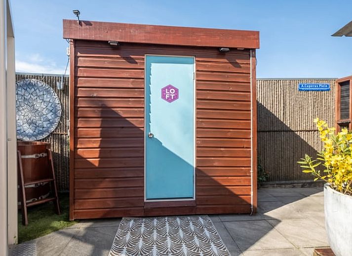 Gemuetlicher Innenbereich des Ferienhauses in Boksum, Friesland, mit stimmungsvollem Kamin und festlicher Dekoration in der friesischen Landschaft.