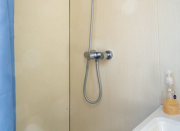 Gemuetlicher Innenbereich des Ferienhauses in Boksum, Friesland, mit stimmungsvollem Kamin und festlicher Dekoration in der friesischen Landschaft.