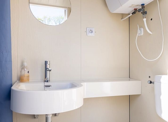 Entspannen Sie sich auf der Terrasse des Ferienhauses in Boksum, einer einzigartigen Ferienunterkunft in der friesischen Landschaft von Friesland.