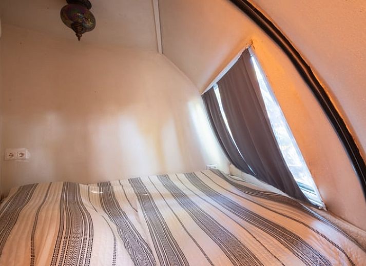 Entspannen Sie sich auf der Terrasse des Ferienhauses in Boksum, einer einzigartigen Ferienunterkunft in der friesischen Landschaft von Friesland.