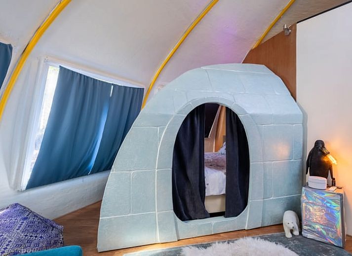 Entspannen Sie sich auf der Terrasse des Ferienhauses in Boksum, einer einzigartigen Ferienunterkunft in der friesischen Landschaft von Friesland.