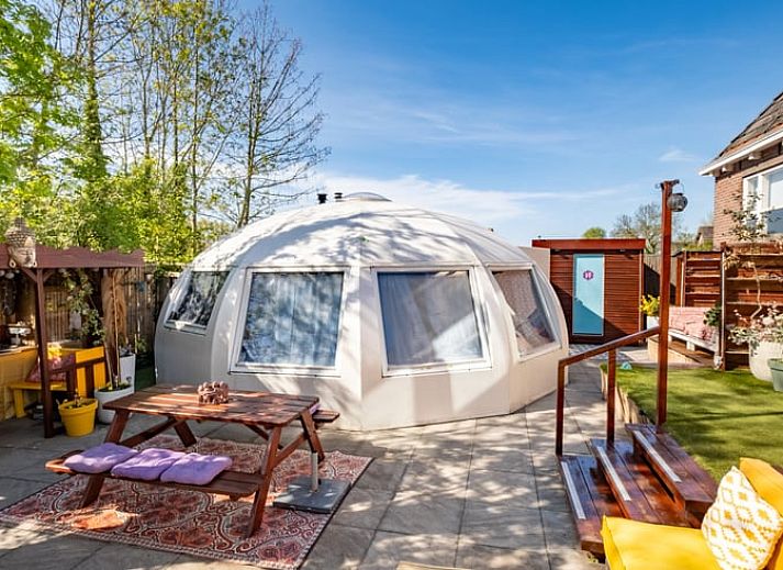 Entspannen Sie sich auf der Terrasse des Ferienhauses in Boksum, einer einzigartigen Ferienunterkunft in der friesischen Landschaft von Friesland.