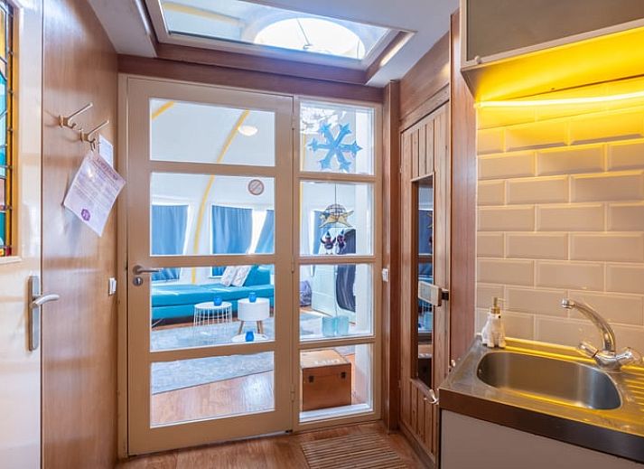 Entspannen Sie sich auf der Terrasse des Ferienhauses in Boksum, einer einzigartigen Ferienunterkunft in der friesischen Landschaft von Friesland.