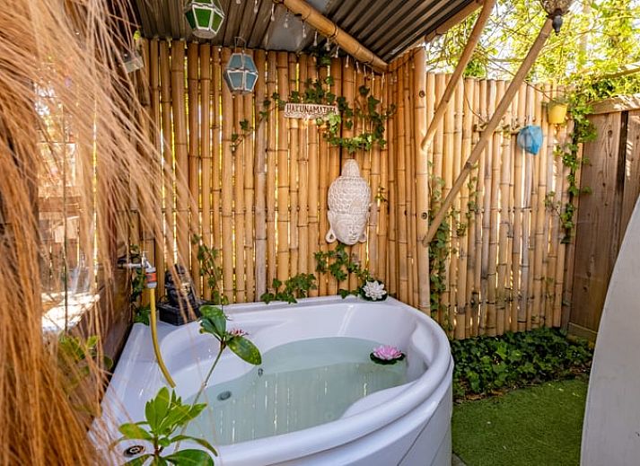 Einzigartiger Innenraum des Ferienhauses in Boksum, Friesland, mit gemuetlicher Sitzecke und moderner Einrichtung in der friesischen Landschaft.