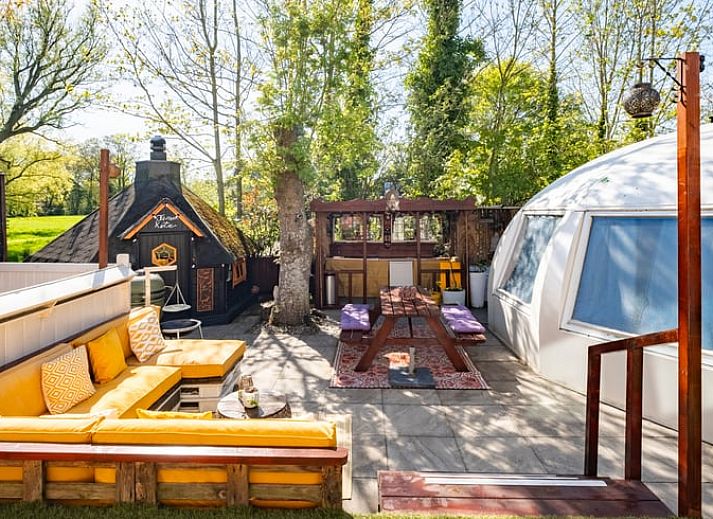 Einzigartiger Innenraum des Ferienhauses in Boksum, Friesland, mit gemuetlicher Sitzecke und moderner Einrichtung in der friesischen Landschaft.