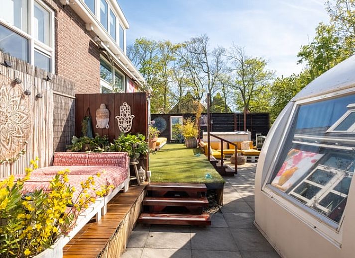 Einzigartiger Innenraum des Ferienhauses in Boksum, Friesland, mit gemuetlicher Sitzecke und moderner Einrichtung in der friesischen Landschaft.
