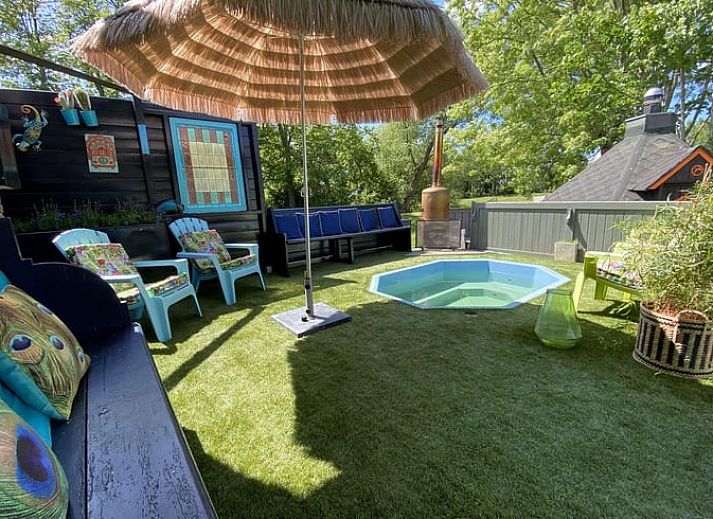 Einzigartiger Innenraum des Ferienhauses in Boksum, Friesland, mit gemuetlicher Sitzecke und moderner Einrichtung in der friesischen Landschaft.