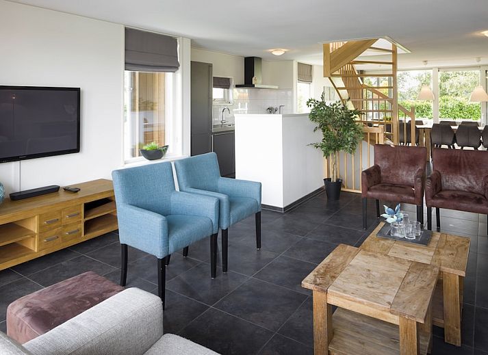 Goudplevier Bubbelbad 10+2, een bungalow in Noardburgum, Friesland, met uitzicht op het water en omgeven door het Friese platteland.