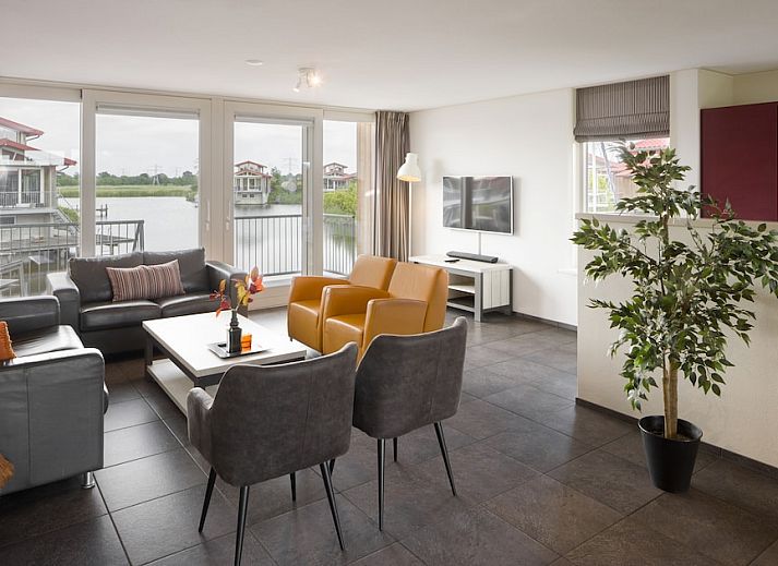 Goudplevier Bubbelbad 10+2, een bungalow in Noardburgum, Friesland, met uitzicht op het water en omgeven door het Friese platteland.